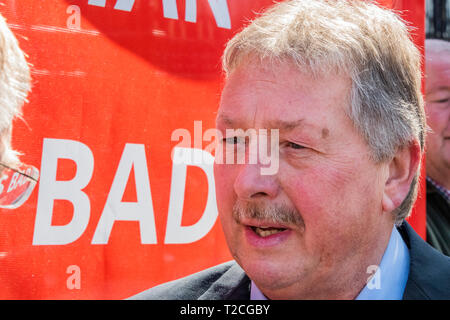 London, Großbritannien. 01 Apr, 2019. Sammy Wilson MP des DUP spricht mit Brexiteers außerhalb der Tore des Parlaments - Verlassen bedeutet verlassen und SODEM, pro EU, Demonstranten weiterhin ihre Punkte, Seite an Seite zu machen, außerhalb des Parlaments als MP's erscheinen wenig Fortschritte auf einen Deal zu machen. Credit: Guy Bell/Alamy leben Nachrichten Stockfoto