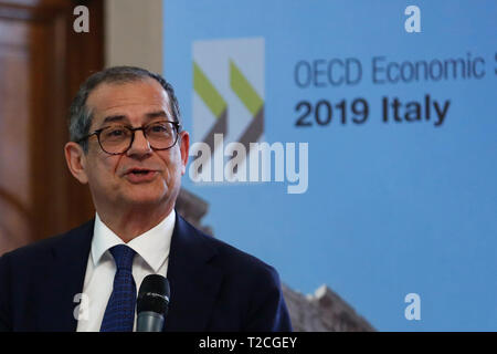 Rom, Italien. 01 Apr, 2019. Der italienische Minister für Wirtschaft Giovanni Tria Rom am 1. April 2019. Präsentation der OECD-Bericht über Italien 2019. Der Bericht sagt, nachdem eine leichte Erholung, die italienische Wirtschaft geschwächt ist. Foto di Samantha Zucchi/Insidefoto Credit: insidefoto Srl/Alamy leben Nachrichten Stockfoto