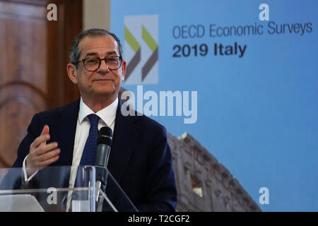 Rom, Italien. 01 Apr, 2019. Der italienische Minister für Wirtschaft Giovanni Tria Rom am 1. April 2019. Präsentation der OECD-Bericht über Italien 2019. Der Bericht sagt, nachdem eine leichte Erholung, die italienische Wirtschaft geschwächt ist. Foto di Samantha Zucchi/Insidefoto Credit: insidefoto Srl/Alamy leben Nachrichten Stockfoto