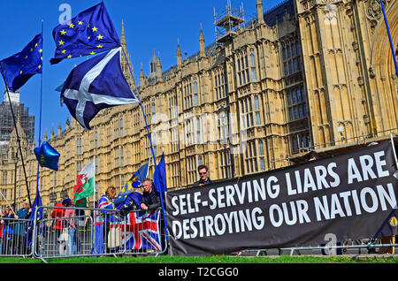 London, 1. April. Politiker und die Demonstranten versammeln sich um College Green, Westminster vor einem weiteren wichtigen Reihe von Brexit stimmen im Unterhaus. Credit: PjrFoto/Alamy leben Nachrichten Stockfoto