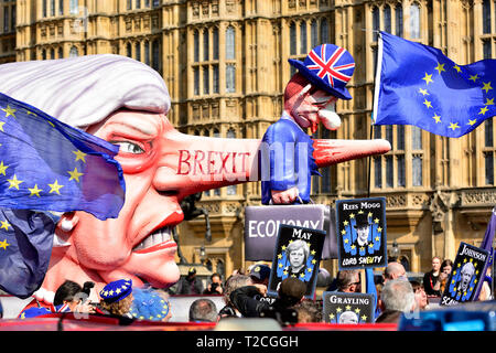 London, 1. April. Politiker und die Demonstranten versammeln sich um College Green, Westminster vor einem weiteren wichtigen Reihe von Brexit stimmen im Unterhaus. Credit: PjrFoto/Alamy leben Nachrichten Stockfoto