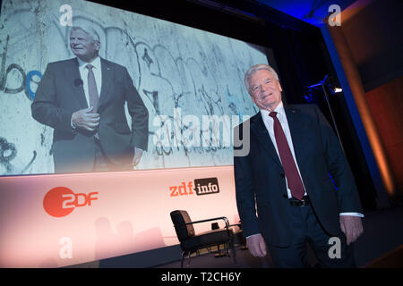 Berlin, Deutschland. 01 Apr, 2019. Der ehemalige Bundespräsident Joachim Gauck kommt zum Zeughaus Kino der ZDF-Dokumentation "30 Jahre Fall der Mauer - Joachim Gauck, der Suche nach der Einheit", um eine Vorschau. Drei Jahrzehnte nach dem Fall der Berliner Mauer, Gauck eine Reise nach Deutschland verpflichtet sich, in dieser Reportage, wo er lernt, über den Stand der deutschen Einheit. Quelle: Jörg Carstensen/dpa/Alamy leben Nachrichten Stockfoto