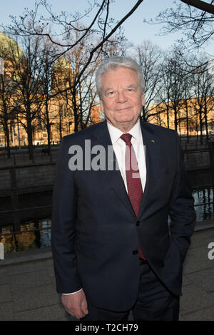 Berlin, Deutschland. 01 Apr, 2019. Der ehemalige Bundespräsident Joachim Gauck kommt zum Zeughaus Kino der ZDF-Dokumentation "30 Jahre Fall der Mauer - Joachim Gauck, der Suche nach der Einheit", um eine Vorschau. Drei Jahrzehnte nach dem Fall der Berliner Mauer, Gauck eine Reise nach Deutschland verpflichtet sich, in dieser Reportage, wo er lernt, über den Stand der deutschen Einheit. Quelle: Jörg Carstensen/dpa/Alamy leben Nachrichten Stockfoto