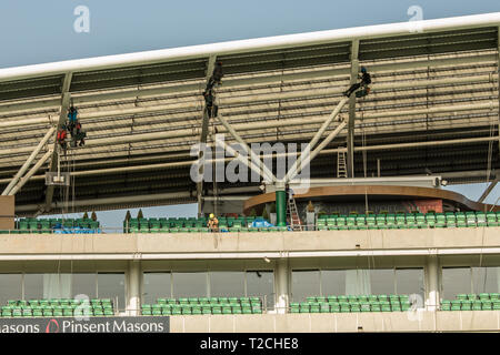 London, Großbritannien, 1. April 2019. Abseilers arbeiten an der OCS-stand. An einem sonnigen Tag am Kia Oval, Surrey County Cricket Club hielt ihre Medien Tag für die 2019 Cricket Saison. David Rowe/Alamy Leben Nachrichten. Stockfoto