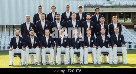 London, Großbritannien, 1. April 2019. Squad Foto mit Verein Balzers. An einem sonnigen Tag am Kia Oval, Surrey County Cricket Club hielt ihre Medien Tag für die 2019 Cricket Saison. David Rowe/Alamy Leben Nachrichten. Stockfoto