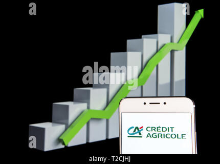 Februar 11, 2019 - Hongkong - In diesem Foto, Illustration, Welten größte Genossenschaftliche Kreditinstitut Crédit Agricole Logo auf einem Android mobile Gerät mit einem Aufstieg Wachstumsdiagramm im Hintergrund zu sehen ist. (Bild: © Budrul Chukrut/SOPA Bilder über ZUMA Draht) Stockfoto