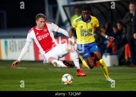 AMSTERDAM, 01-04-2019, Sportpark De Toekomst, Saison 2018 - 2019, Keukenkampioen divisie, Sven Botman, Nighel Robertha während des Spiels Jong Ajax-SC Cambuur Stockfoto
