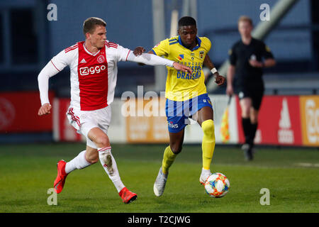 AMSTERDAM, 01-04-2019, Sportpark De Toekomst, Saison 2018 - 2019, Keukenkampioen divisie, Sven Botman, Nighel Robertha während des Spiels Jong Ajax-SC Cambuur Stockfoto