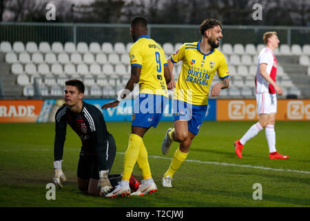 AMSTERDAM, 01-04-2019, Sportpark De Toekomst, Saison 2018 - 2019, Keukenkampioen divisie, Dominik Kotarski (l), Nighel Robertha, Matthew Steenvoorden während des Spiels Jong Ajax-SC Cambuur Stockfoto