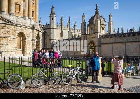 Oxford, UK. 1. Apr 2019. Chinesische Touristen posieren für Fotos vor der Radcliffe Camera in Oxford mit All Souls College hinter sich. Harry Harrison/Alamy Live News Credit: Harry Harrison/Alamy leben Nachrichten Stockfoto