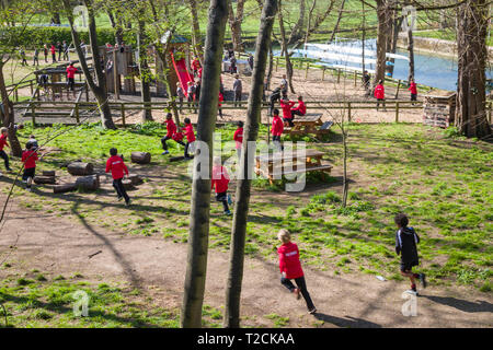 Oxford, UK. 1. Apr 2019. Jungen in ihrem hellen roten Hemden von Magdalen College School spielen in der Frühlingssonne unter Magdalen Bridge. Harry Harrison/Alamy live News Credit: Harry Harrison/Alamy leben Nachrichten Stockfoto