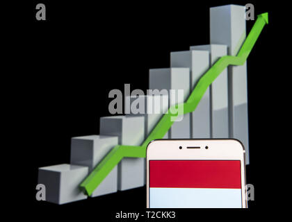 Hong Kong. 11 Feb, 2019. In diesem Foto Illustration eine Republik Indonesien Flagge auf einem Android mobile Gerät mit einem Aufstieg Wachstumsdiagramm im Hintergrund zu sehen ist. Credit: Budrul Chukrut/SOPA Images/ZUMA Draht/Alamy leben Nachrichten Stockfoto