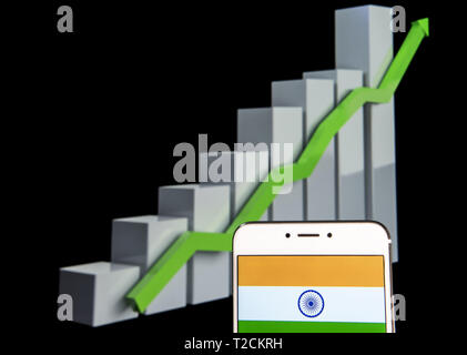 Hong Kong. 11 Feb, 2019. In diesem Foto Illustration eine Republik Indien Flagge auf einem Android mobile Gerät mit einem Aufstieg Wachstumsdiagramm im Hintergrund zu sehen ist. Credit: Budrul Chukrut/SOPA Images/ZUMA Draht/Alamy leben Nachrichten Stockfoto