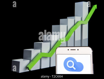 Hong Kong. 11 Feb, 2019. In diesem Foto Illustration einer Datei Hosting Service Cloud Logo auf einem Android mobile Gerät mit einem Aufstieg Wachstumsdiagramm im Hintergrund zu sehen ist. Credit: Budrul Chukrut/SOPA Images/ZUMA Draht/Alamy leben Nachrichten Stockfoto