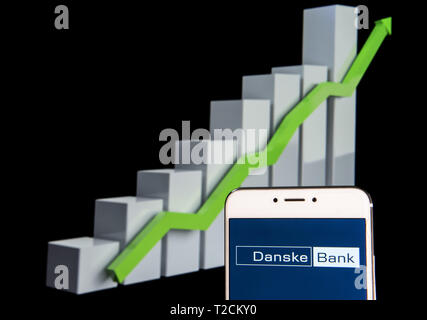 Hong Kong. 11 Feb, 2019. In diesem Foto Illustration eine dänische Danske Bank Logo ist auf ein Android mobile Gerät mit einem Aufstieg Wachstumsdiagramm im Hintergrund zu sehen. Credit: Budrul Chukrut/SOPA Images/ZUMA Draht/Alamy leben Nachrichten Stockfoto