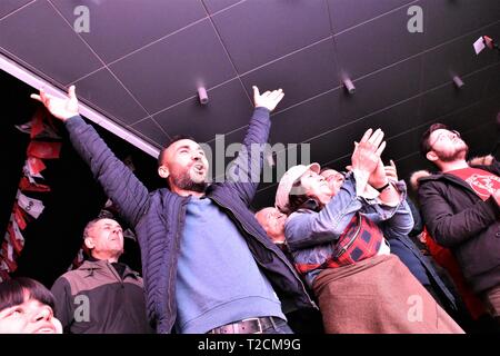 Ankara, Türkei. 31 Mär, 2019. Anhänger der oppositionellen Republikanischen Volkspartei (CHP) sammeln sie die vorläufigen Ergebnisse der Kommunalwahlen zu feiern. Credit: Altan Gochre/ZUMA Draht/Alamy leben Nachrichten Stockfoto