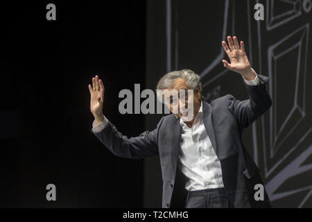 Athen, Griechenland. 1 Apr, 2019. Bernard-Henri Lévy, französischer Philosoph, Journalist, und öffentlichen Intellektuellen führt seine Arbeit "auf der Suche nach Europa", ein Monolog über die Zukunft der europäischen Idee, die durch den Aufstieg des Nationalismus bedroht ist, an der Pallas Theater in Athen, Griechenland, 01. April 2019. © Elias Verdi/Alamy leben Nachrichten Stockfoto