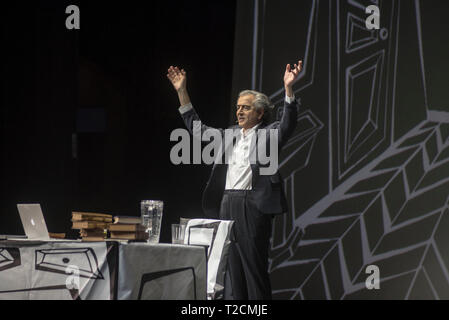 Athen, Griechenland. 1 Apr, 2019. Bernard-Henri Lévy, französischer Philosoph, Journalist, und öffentlichen Intellektuellen führt seine Arbeit "auf der Suche nach Europa", ein Monolog über die Zukunft der europäischen Idee, die durch den Aufstieg des Nationalismus bedroht ist, an der Pallas Theater in Athen, Griechenland, 01. April 2019. © Elias Verdi/Alamy leben Nachrichten Stockfoto