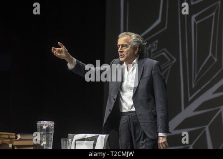 Athen, Griechenland. 1 Apr, 2019. Bernard-Henri Lévy, französischer Philosoph, Journalist, und öffentlichen Intellektuellen führt seine Arbeit "auf der Suche nach Europa", ein Monolog über die Zukunft der europäischen Idee, die durch den Aufstieg des Nationalismus bedroht ist, an der Pallas Theater in Athen, Griechenland, 01. April 2019. © Elias Verdi/Alamy leben Nachrichten Stockfoto