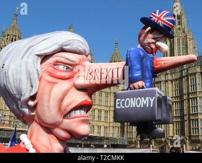 London, Großbritannien. 1 Apr, 2019. Ein riesiges Bildnis von Premierminister Theresa May, mit der britischen Wirtschaft stecken zu Ihrer langen Nase, außerhalb der Häuser des Parlaments während einer anti Brexit Protest gesehen wird. Die Abgeordneten debattierten acht Bewegungen im Zusammenhang mit Brexit und gestimmt, später am Abend. Credit: Keith Mayhew/SOPA Images/ZUMA Draht/Alamy leben Nachrichten Stockfoto