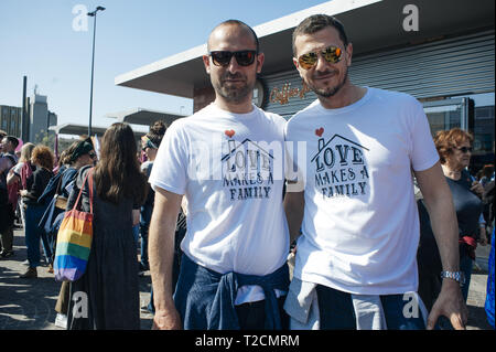 Verona, Venetien, Italien. 30 Mär, 2019. Männer gesehen, weiße T-Shirts auf Liebe geschrieben macht eine Familie während des Protestes. Die italienischen Frauen Organisation nicht Una di Meno für einen Marsch gegen den dreizehnten "Weltkongress der Familien" (WCF) in Verona genannt. Die WCF-sammelt mehrere Vertreter der "Pro-life-Bewegung" in Europa und im Ausland, Persönlichkeiten aus der religiösen Welt gegen Abtreibung und es ist angeblich zu weit - rechte Bewegungen verbunden. Nicht Una di Meno und andere Verbände protestieren gegen die Positionen der WCF gegen Abtreibung, Homosexualität und ihre Ziele zu schreiben Stockfoto