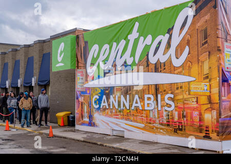 London, Ontario, Kanada, 1. April, 2019. Kunden Line-up vor der zentralen Cannabis, Topf Shop des ersten London in der Stadt zu öffnen. Von Ecke Cannabis, der store öffnete seine Türen am 666 Wunderland Road North, und es ist einer der drei Läden, die Erlaubnis in London durch eine provinzielle Lotterie im Januar statt zu Öffnen gesichert. April 1st, 2019 ist der erste Tag der rechtlichen Marihuana Umsatz in Ontario. London, Ontario, Kanada. Credit: Rubens Alarcon/Alamy leben Nachrichten Stockfoto