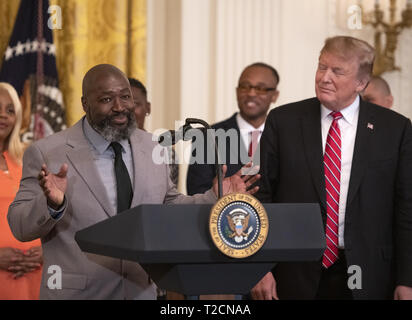 Washington, District of Columbia, USA. 1 Apr, 2019. Matthew Charles, einem ersten Schritt tat Begünstigten, macht Bemerkungen als Präsidenten der Vereinigten Staaten Donald J. Trumpf auf während der 2019 Gefängnisreform Gipfel und den ersten Schritt tat Feier im East Room des Weißen Hauses in Washington, DC am Montag, den 1. April 2019 Credit: Ron Sachs/CNP/ZUMA Draht/Alamy Leben Nachrichten schaut Stockfoto