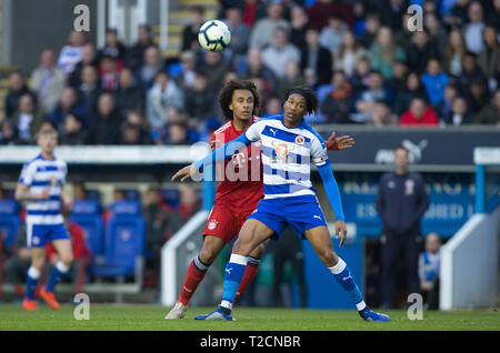 Reading, Berkshire, Großbritannien. 01 Apr, 2019. Joshua Zirkzee des FC Bayern München II und Gabriel Osho Lesen U23 während der Premier League International Cup Match zwischen Lesen U 23 und Bayern München II im Madejski Stadium, Reading, England am 1. April 2019. Foto von Andy Rowland. Credit: Andrew Rowland/Alamy leben Nachrichten Stockfoto