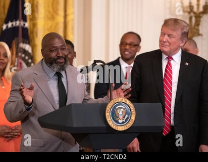 Washington, Vereinigte Staaten von Amerika. 01 Apr, 2019. Matthew Charles, einem ersten Schritt tat Begünstigten, macht Bemerkungen als Präsidenten der Vereinigten Staaten Donald J. Trumpf auf während der 2019 Gefängnisreform Gipfel und den ersten Schritt tat Feier im East Room des Weißen Hauses in Washington, DC am Montag, den 1. April 2019 aussieht. Credit: Ron Sachs/CNP | Verwendung der weltweiten Kredit: dpa/Alamy leben Nachrichten Stockfoto