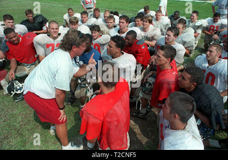 August 15, 1997 - Valrico, Florida, USA: Neue bloomingdale High School Football Coach KELLY SCOTT gibt seinen Spielern eine sehr temperamentvoll pep Sprechen während der Praxis. (Bild: Tony Lopez/Tampa Bay Zeiten über ZUMA Drücken) Stockfoto