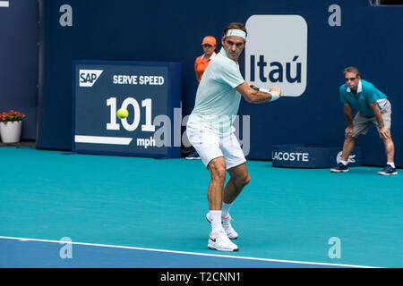 Miami Gardens, FL, USA. 31 Mär, 2019. Roger Federer (SUI), die in Aktion während der Männer Finale der Miami Öffnen am 31. März 2019 im Hard Rock Stadion in Miami Gardens, FL. Quelle: MPI 140/Media Punch/Alamy leben Nachrichten Stockfoto