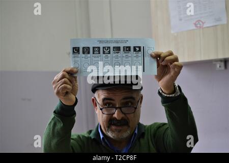 Ankara, Türkei. 31 Mär, 2019. Eine Wahl offizielle zeigt ein Stimmzettel bei der Auszählung im Wahllokal. Credit: Altan Gochre/ZUMA Draht/Alamy leben Nachrichten Stockfoto