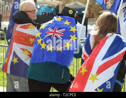 Anti Brexit Demonstranten gesehen in flags außerhalb Houses of Parliament in Westminster während einer Demonstration gegen Brexit gewickelt. Die Abgeordneten debattierten acht Bewegungen im Zusammenhang mit Brexit und gestimmt, später am Abend. Stockfoto