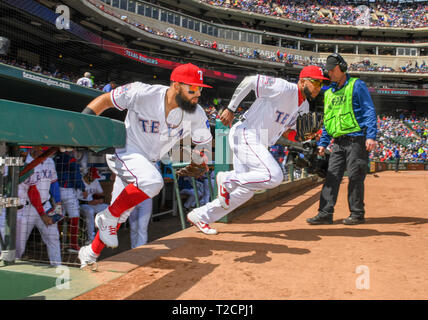 Mar 31, 2019: Texas Rangers zweiter Basisspieler Rougned Geruch #12 (links) und Texas Rangers shortstop Elvis Andrus #1 (rechts) das Feld nehmen, bevor ein MLB Spiel zwischen den Chicago Cubs und der Texas Rangers bei Globe Life Park in Arlington, TX Texas besiegt Chicago 11-10 Albert Pena/CSM. Stockfoto