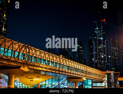 Nachtaufnahme der Dubai Metro Station, Dubai, UAE. Stockfoto