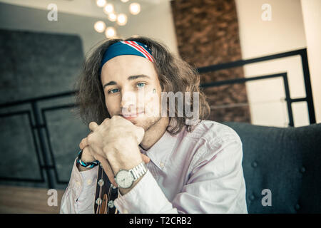 Lächelnd gut aussehende junge Künstler mit hellen blauen Augen Stockfoto