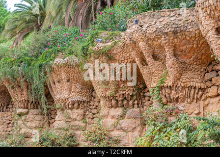 Spalten zwischen den Bäumen aus Stein im Park Güell von Antoni Gaudi in Barcelona, Spanien, moderne Stil Stockfoto