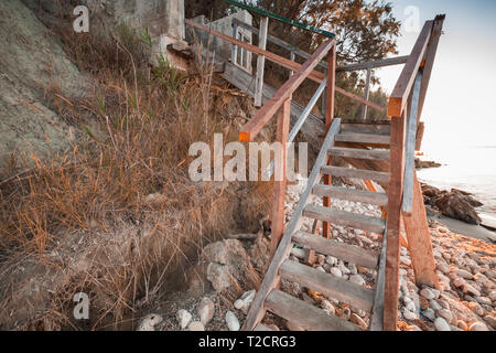 Perspektivische Ansicht des hölzernen Treppen am Strand. Küste der Insel Zakynthos, Griechenland Stockfoto