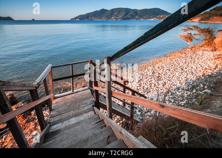 Hölzerne Treppe hinunter zum Strand. Küste der Insel Zakynthos, Griechenland Stockfoto