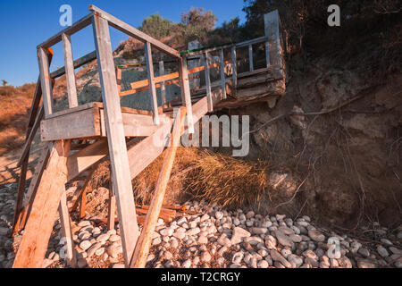 Alte hölzerne Treppe an den Strand gehen. Küste der Insel Zakynthos, Griechenland Stockfoto