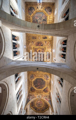 Bari, Apulien, Italien - Innenraum der Päpstlichen Basilika di San Nicola (Basilika des Heiligen Nikolaus), eine Kirche in Bari. Römisch-katholische Kirche Stockfoto