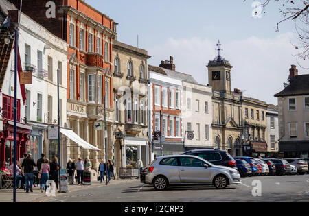 Devizes, Wiltshire, England, UK. März 2019. Geschäft Gebäude am Marktplatz in Devizes ein Markt der Stadt. Stockfoto