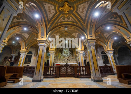 Bari, Apulien, Italien - Innenraum der Krypta in der Kathedrale von Bari (Italienisch: Duomo di Bari oder Chiesa Basilika Kathedrale Metropolitana di San Sabino) Stockfoto