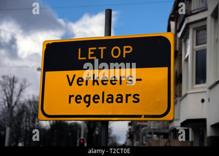 Zeichen für Watch Out Verkehr Unterstützer bei der Arbeit in Amsterdam Die Niederlande 2019 Stockfoto