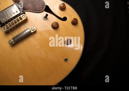 Vintage archtop Gitarre in Ahorn-natur Close-up von oben auf schwarzem Hintergrund Stockfoto