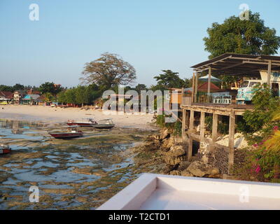 Sonnenuntergang auf Jungutbatu Strand in Nusa Lembongan, Indonesien Stockfoto