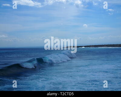 Surfen am Mahana, Ceningan Island, Nusa Penida, Indonesien Stockfoto