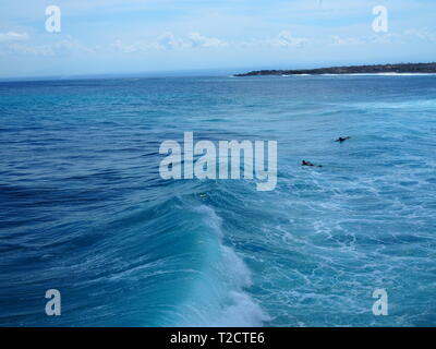 Surfen am Mahana, Ceningan Island, Nusa Penida, Indonesien Stockfoto