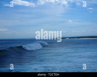 Surfen am Mahana, Ceningan Island, Nusa Penida, Indonesien Stockfoto