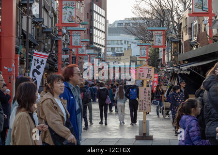 Die Straßen waren immer voll mit Einheimischen und Touristen, die sich in der Nähe des berühmten Senso-Ji Tempel in Asakusa, wo moderne und traditionelle Mischung in Harmonie Stockfoto